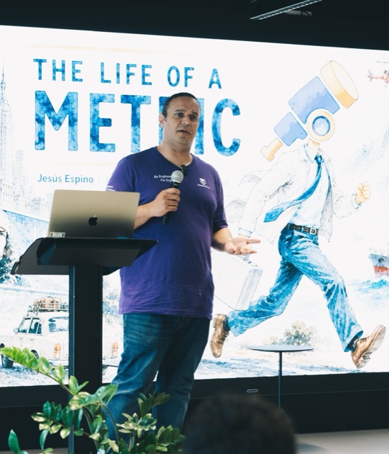 A speaker presenting at a Cloud Native Valencia meetup